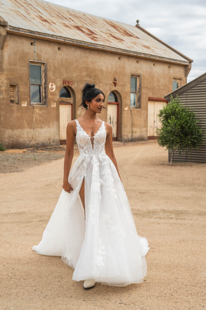 Modernes Brautkleid von MADI LANE mit tiefen Ausschnitt und Schlitz Bremen Hamburg Niedersachsen Oldenburg