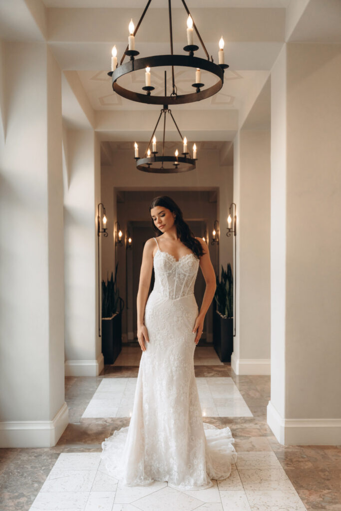 Enges Brautkleid Braut im Flur Stella York Brautmode Bremen