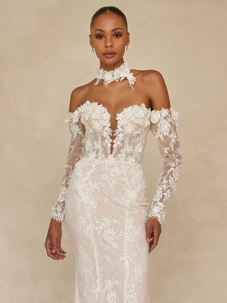 Braut mit Brautkleid mit Chantilly Spitze